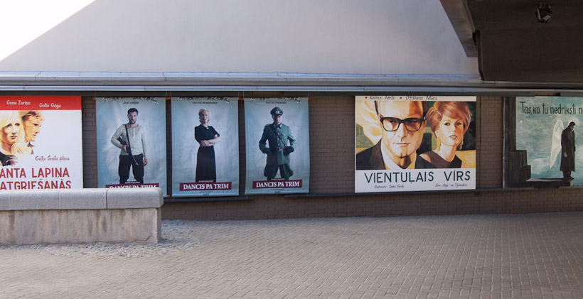 Een verzameling handgetekende posters nabij een arthouse bioscoop. Het is gebruikelijk voor die bioscoop om alle posters te laten tekenen.