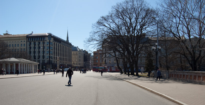 Een ander beeld van het vrijheidsplein. Een klok links op de hoek (moeilijk te zien hier) geldt als een populaire ontmoetingsplek voor inwoners van Riga.