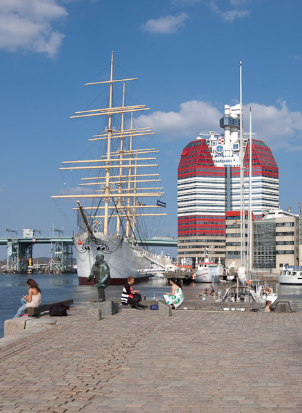 Een standaard toeristenkiekje langs de rivier. Ik heb geen idee waartoe het gebouw rechts dient, al gok ik op havendoeleinden. Göteborg is namelijk een echte havenstad. Aan de overzijde van het water en verder de rivier af oogt het soms wat industrieel.