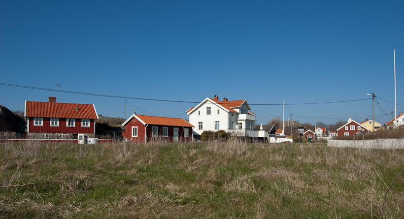 Het eiland Styrsö nabij Göteborg doet z’n best om zo Zweeds mogelijk te zijn. Houten huizen in typerende rode kleur en vooral heel erg veel vlaggen. Hier zijn toevallig enkel vlaggenposten te zien, maar het lijkt erop dat men toevallig aanmerende Denen (historische eeuwige vijand) weg wil jagen met hun ’Zweedsheid.’