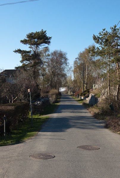 Een straat op Styrsö oogt duidelijk anders dan normaal in Zweden. Het eiland is per veerboot en tram goed te bereiken vanuit Göteborg, en dat zijn ook meteen de opties die je hebt tenzij je zelf over een boot beschikt. Auto’s zijn er niet op het eiland (1,5 bij 1 km groot), enkel golfkarretjes en gemotoriseerde bakfietsen. En die laatsten kunnen blijkbaar prima met twee wielen door de bocht…