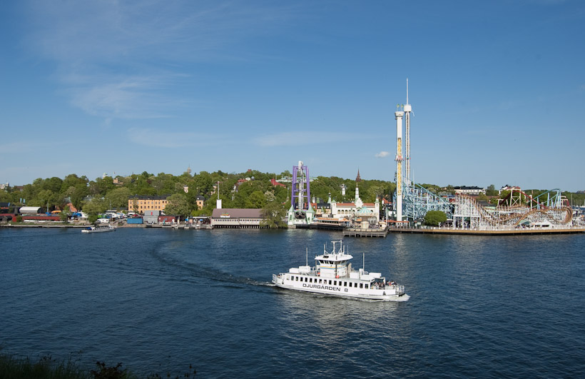 Uitzicht van het eilandje Kastelholm richting Djurgården, een ander schiereiland in het centrum van Stockholm. De veerboot op de voorgrond is vooral voor toeristische doeleinden, want erg ver voert de boot je niet. Maar de route is leuk.