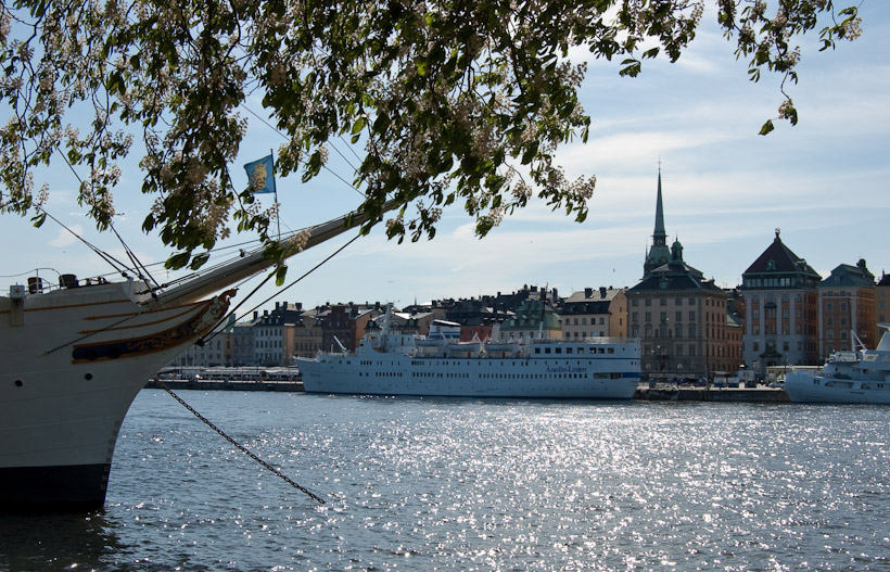 Een beetje standaard toeristenfoto. Uitzicht richting het oude centrum vanaf Skeppsholmen, een eiland met enkele musea maar vooral bootjes en kleinere schepen rondom het eiland. Het schip op de voorgrond is de bekendste en doet dienst als drijvend hostel.