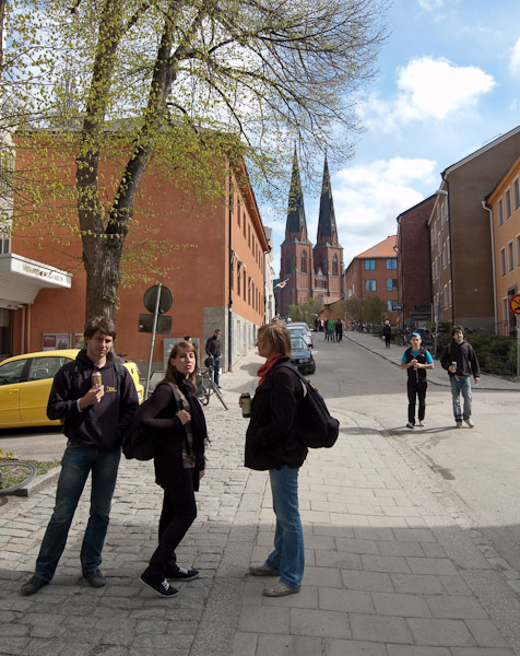 Voor het Valborg festival dat het einde van de winter markeert ben ik naar studentenstad Uppsala gegaan. Op de achtergrond de karakteristieke dom van de stad, op de voorgrond m’n Franse gezelschap en (over)buren.