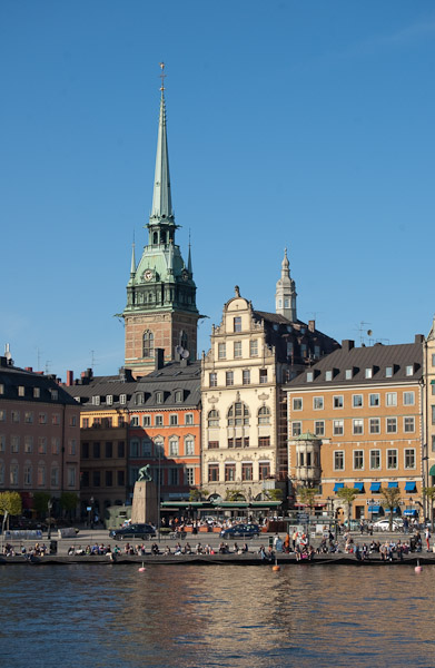 Het plein aan de zuidkant van Gamla Stan. In januari heb ik daar ook al een winterse foto van geplaatst en zag je dus niet veel mensen aan het water zitten. Laat staan dat er zon te zien was.