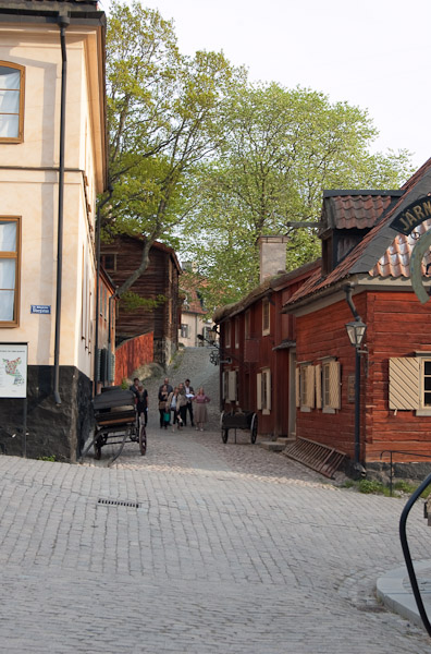 In Skansen, een openluchtmuseum dat typische Zweedse gebouwen en leefwijzen toont, hebben ze een dorpscentrum van honderd jaar geleden nagemaakt. Of beter gezegd, ze hebben dergelijke gebouwen afgebroken en op eigen grond weer opgebouwd. Dit vormt een kruising in een dorp.