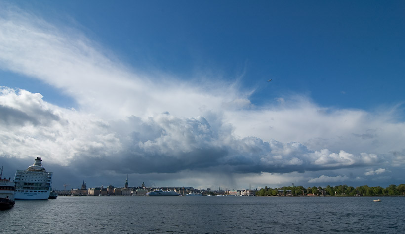 Een hevige regenbui waait binnen boven het centrum van Stockholm. Uiteindelijk heb ik de hint niet helemaal begrepen en er iets te lang naar gekeken. Ik eindigde dus behoorlijk nat want rennen naar het dichtstbijzijnde metrostation mocht niet meer baten.
