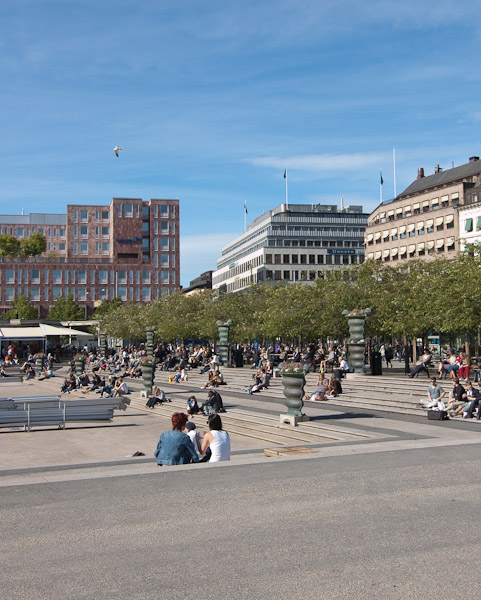Een zonnige middag in mei. Dit is Kungsträdgården, één van de bekendste pleinen in het centrum van Stockholm. In de winter ligt er een schaatsbaan in het midden, in de zomer is het een plek om te zitten en concerten te bezoeken.