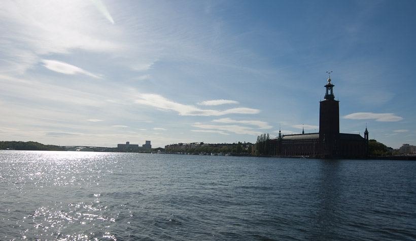 Tot slot nog een beeld van het meest herkenbare gebouw in het centrum van Stockholm, het stadhuis met de drie kronen op het dak van de toren. Het is één van de laatste foto’s die ik heb genomen in Zweden.