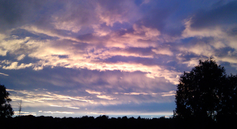 Een foto vanuit m’n raam. De lucht zakte snel naar beneden en daar loste de wolk volledig op. Twee minuten nadat ik de foto nam was de lucht weer helder, van de wolken geen spoor.